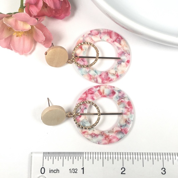 Geometric Resin Dangle Earrings - Picture 3 of 4